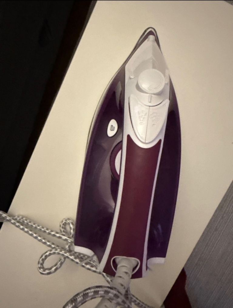 Russell Hobbs Supreme Steam Traditional Iron 23060 2400W, Purple/White