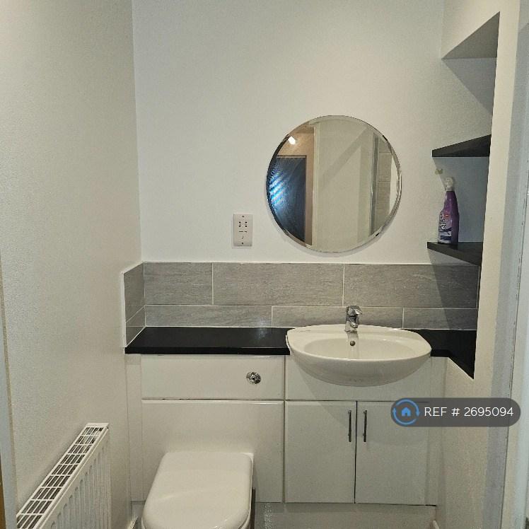 2 bedroom flat in Park Lane, Greenhithe, DA9 (2 bed) (#2695094)