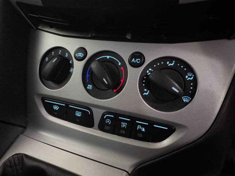 2014 Ford Focus 1.6 TDCi 115 Zetec Navigator 5dr HATCHBACK DIESEL Manual