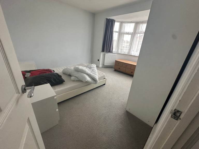 3/4 BEDROOM HOUSE PARTLY FURNISHED WITH GARDEN IN KENTON FOR RENT 