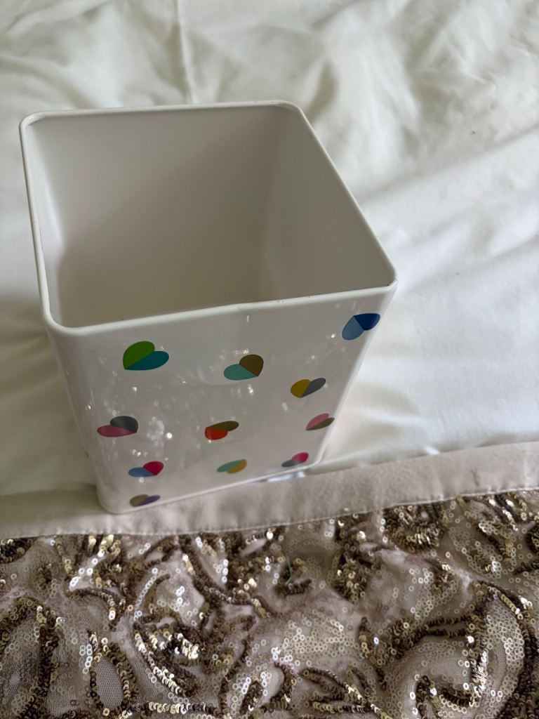 Matching Bread Bin with Wooden Lid – Heart Design