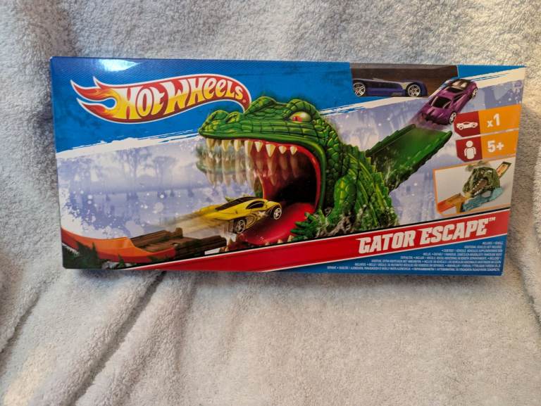 *NEW* Hot Wheels Gator Escape with car and track set T7498 (in original unopened box)
