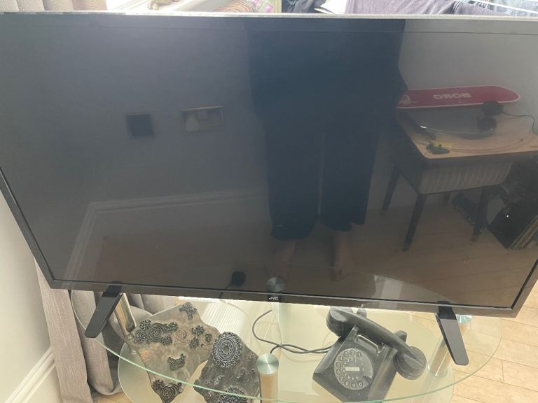 JVC 39in  LED smart HD TV