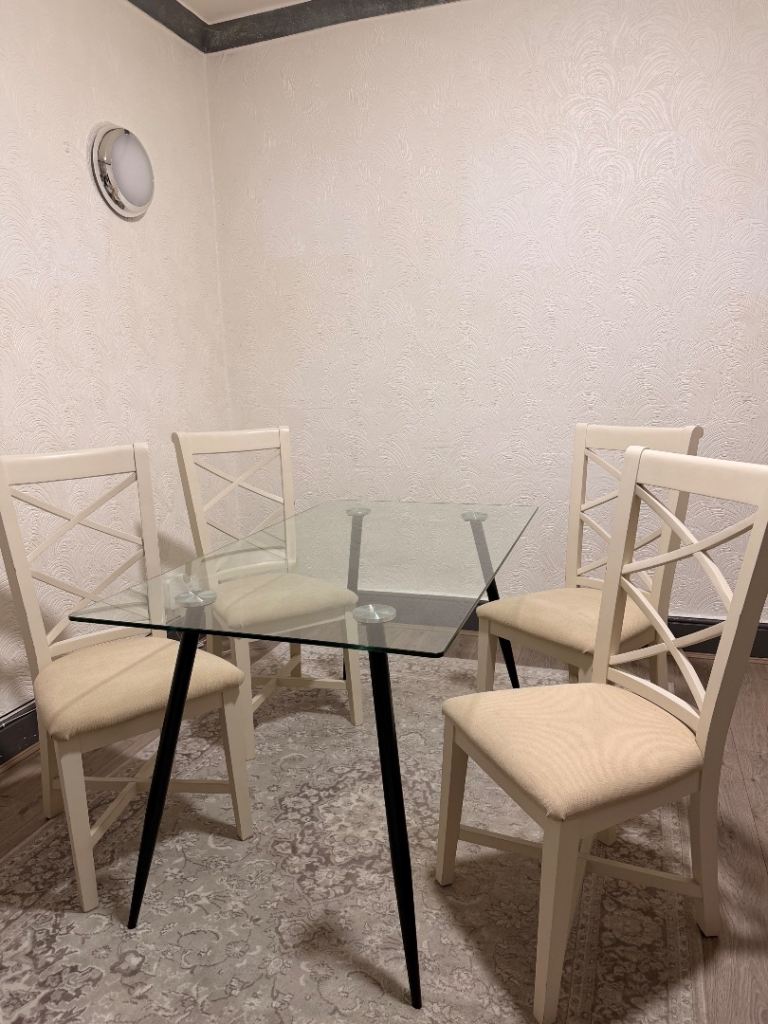 Dinning Table With 4 Chairs 