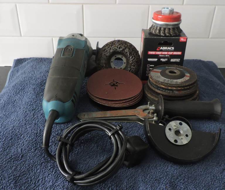 Clarke Metalworker CAG122 41/2" Angle Grinder C/W Cutting & Grinding Disc's etc. 
