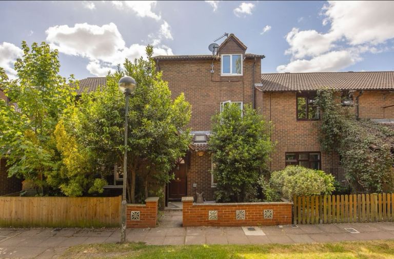 Spacious ensuite bedroom in Hampton , Bills incl