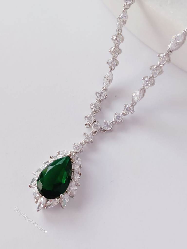 Platinum Plated Emerald Green Teardrop Necklace Women Vintage Style Elegant look