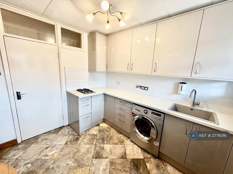 3 bedroom flat in Colney Hatch Lane, London, N10 (3 bed) (#2776016)