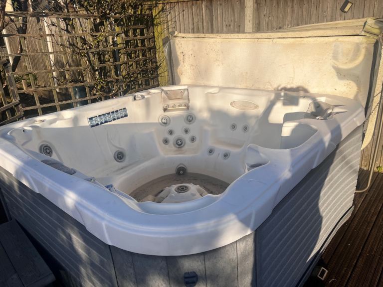 £50 8 seater hot tub need gone hence price RRP NORMALLY £5k. Needs lid & recommissioning