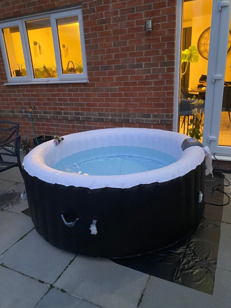 CleverSpa Onyx 4 Person Hot Tub