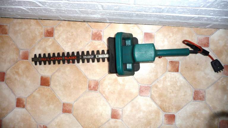 Electric Hedge Trimmer – Black and Decker , Good Condition