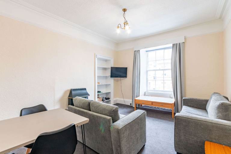 Huge, 6-bedroom, 9-person, 3rd floor, HMO flat off Leith Walk – available June