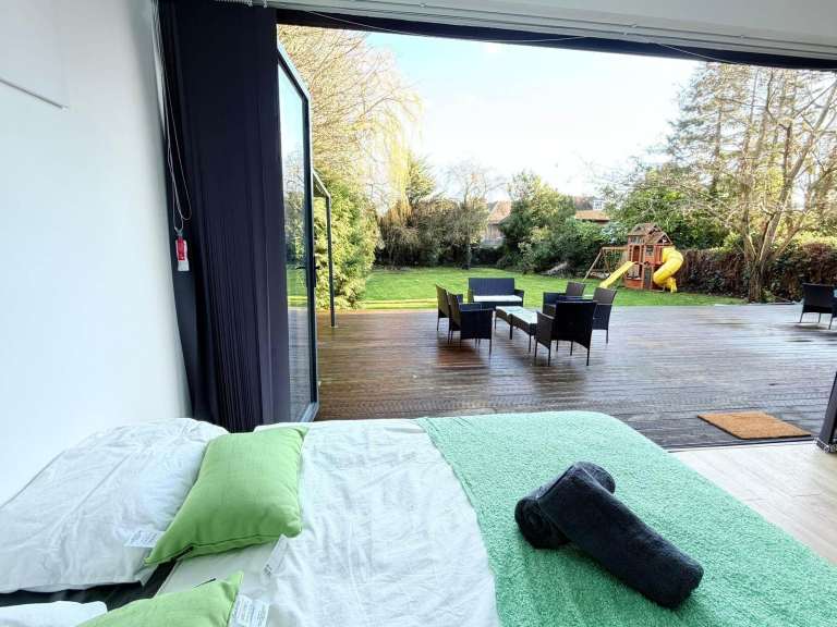 Luxury 2-Bed in The Bishops Avenue (N2) with Garden & Private Jacuzzi