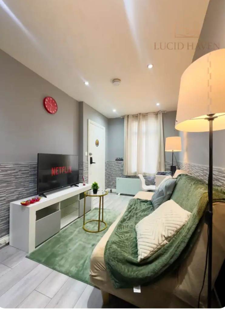 Stylish 1-Bed Flat in Coventry | Fully Furnished | Bills Included   Refurbished 