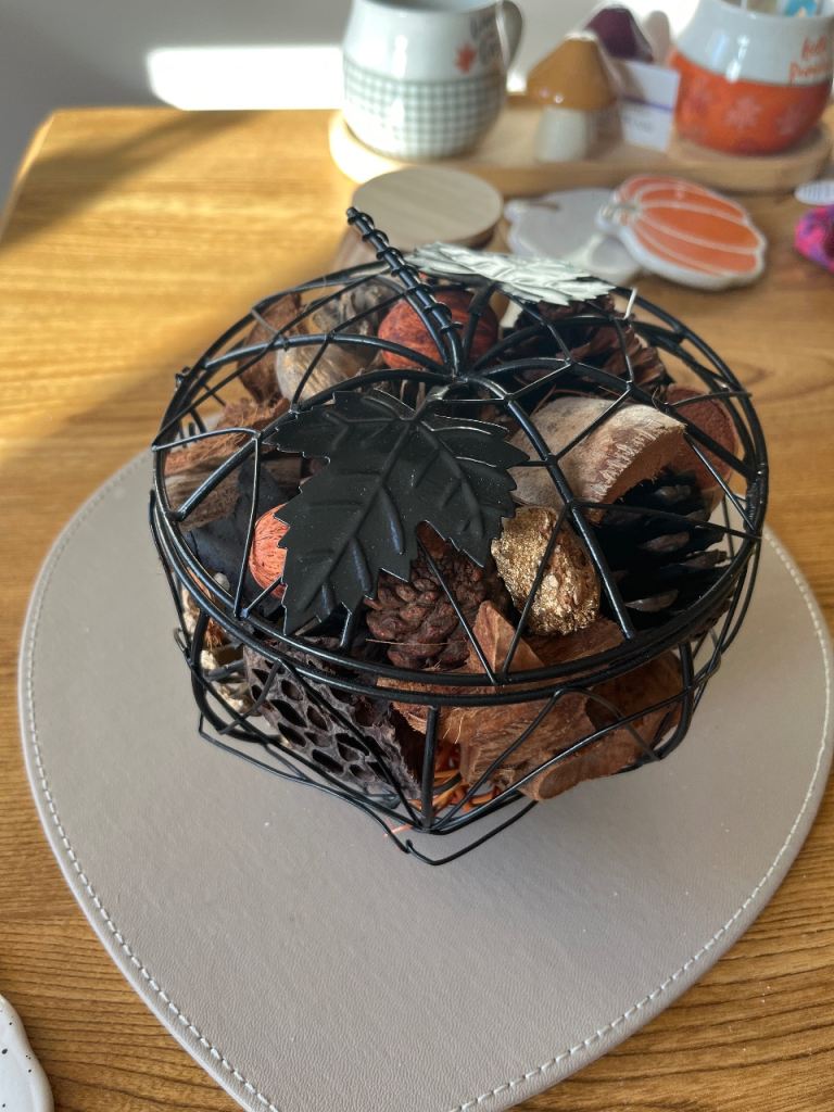 Black Metal Potpourri Holder with Autumnal Scent