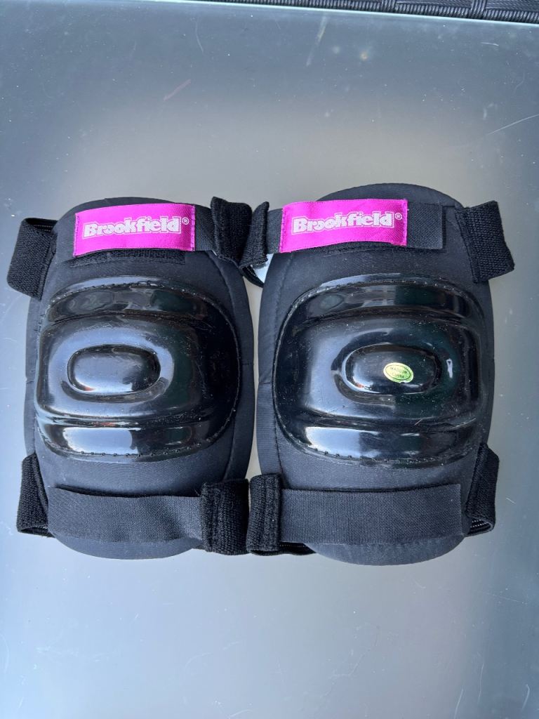 Brookfield Black Knee Pads for Skating/Scooting – Good Condition