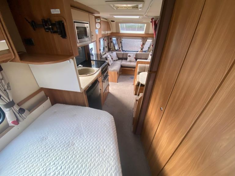 SWIFT CHALLENGER 625se - 2014 - FIXED BED - 5 BERTH - RARE LAYOUT PRISTINE 