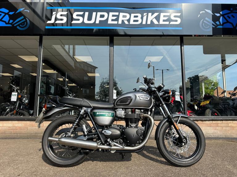 TRIUMPH BONNEVILLE T100 GOLDLINE 2022 72 REG. 900cc - ONLY 3275 MILES. 