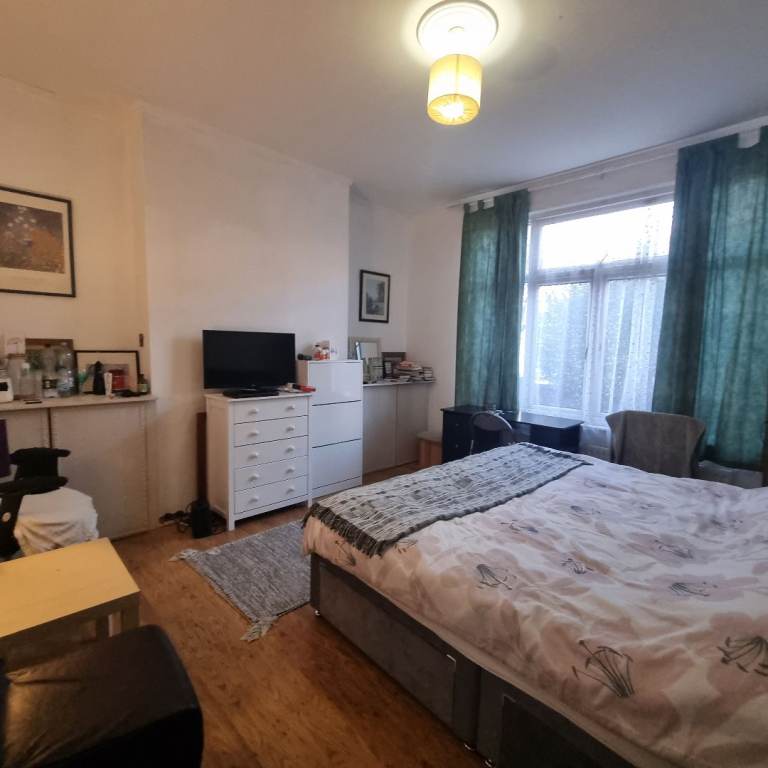 LARGE DOUBLE ROOM IN WOOD GREEN £800 ALL INCLUDED