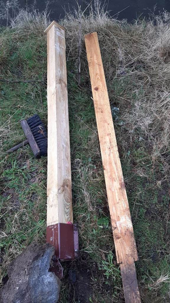 2 Wooden Fence Posts and small bits of wood