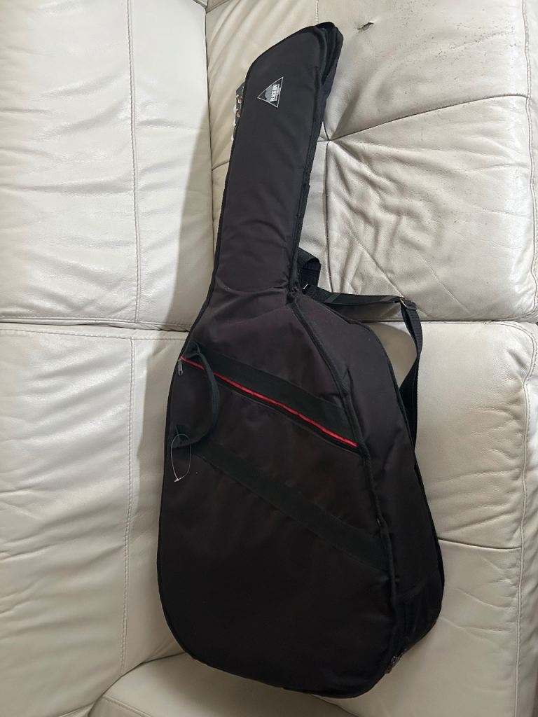Washburn Acoustic Guitar with Gig Bag – Good Condition