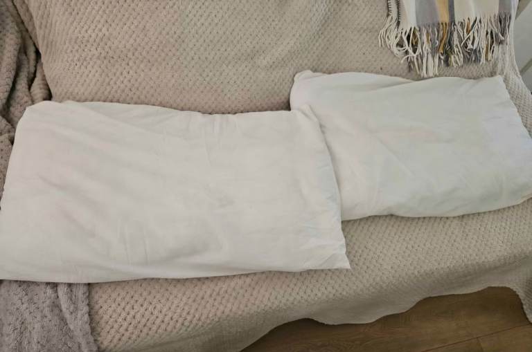 2 X pillows White Double Duvet 13.5 Tog – Good Condition