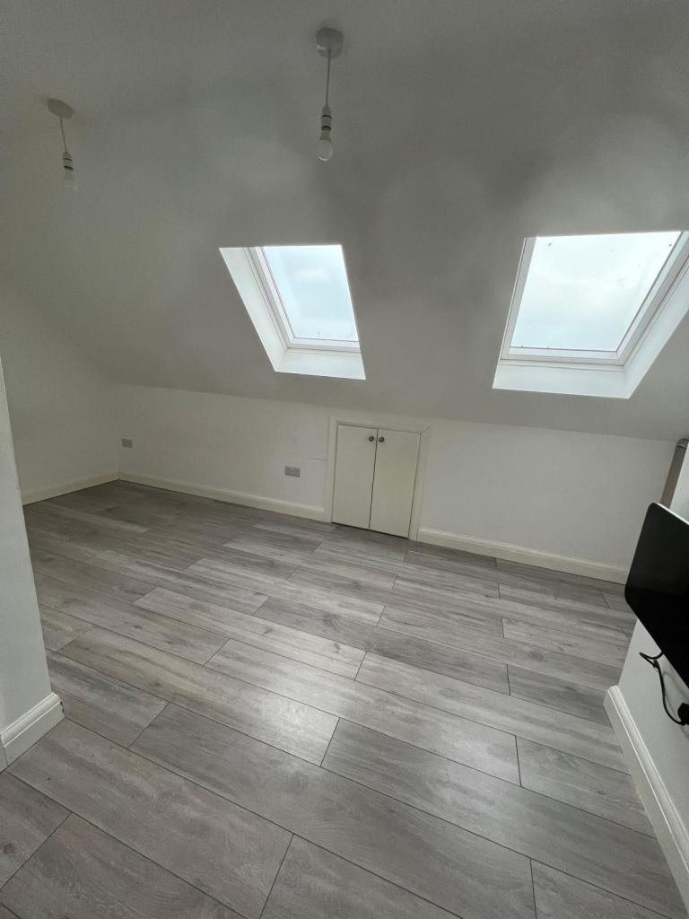 Studio flat to rent RM8