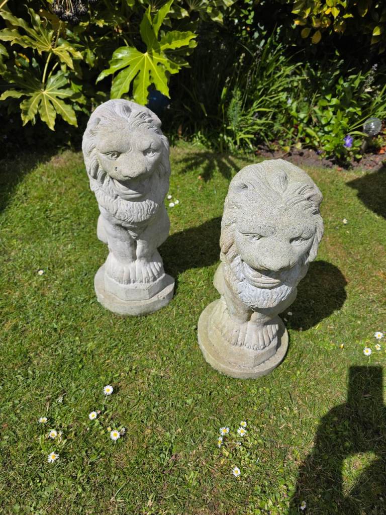 Two concrete lions 