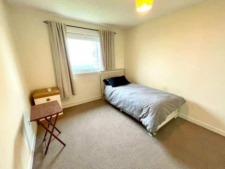Spacious room for rent (pvt parking + bills incl)