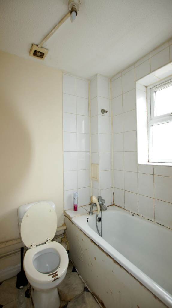 First Floor Split Level 1 Bed Flat in Gated Development…5 Mins Walk to Upton Park Tube