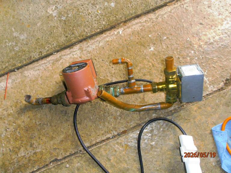GRUNDFOS PUMP AND 22 MM 3 WAY VALVE 