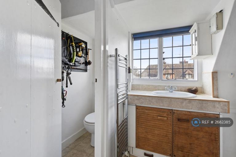 1 bedroom flat in Waterlow Court, London, NW11 (1 bed) (#2682385)