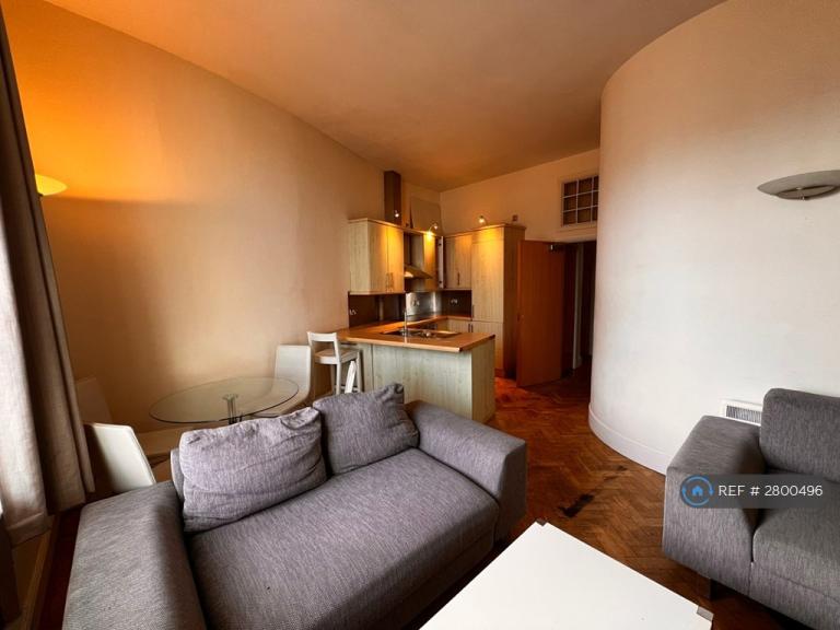 1 bedroom flat in Eastgate, Leeds, LS2 (1 bed) (#2800496)