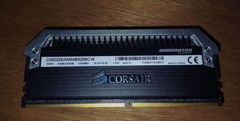 CORSAIR DOMINATOR PLATINUM 32GB (4 x 8GB) DDR4 DRAM 3200MHz C16 Memory Kit