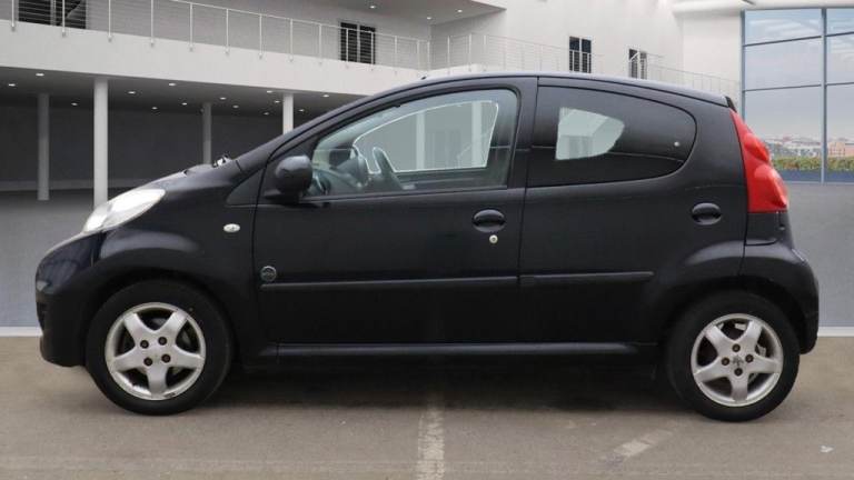 Peugeot, 107, Hatchback, 2011, Manual, 998 (cc), 5 doors