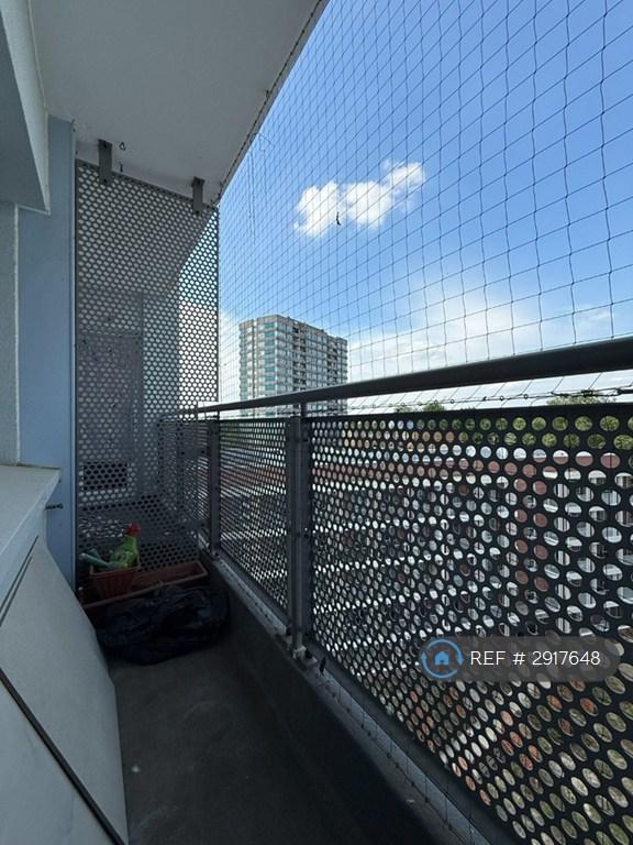 2 bedroom flat in Watling Gardens, London, NW2 (2 bed) (#2917648)