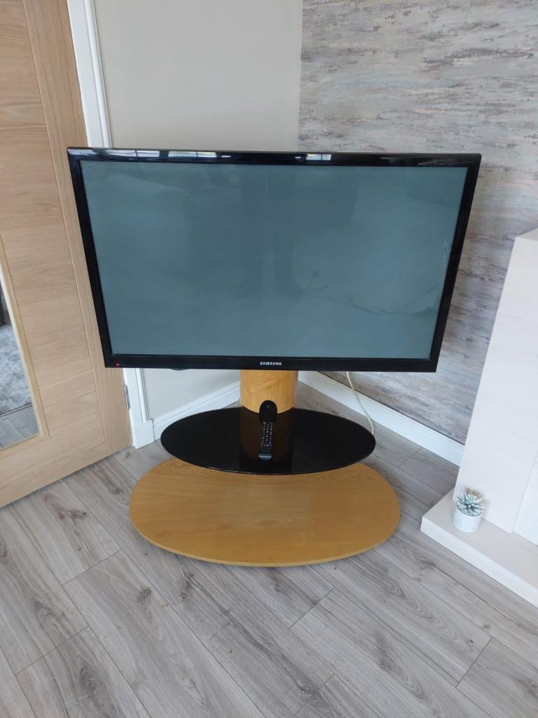 43” Samsung Tv with remote and Stand included 