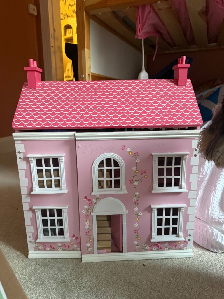 Dolls house & furniture 