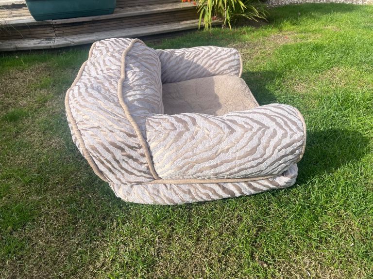 2nd hand medium sized dog bed