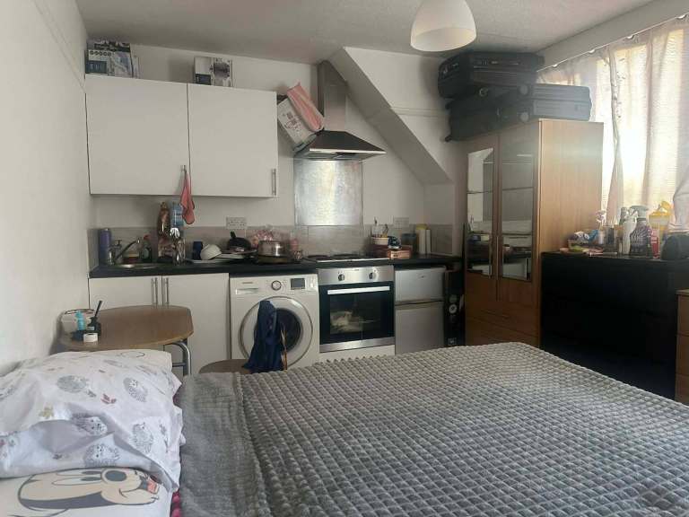 Second floor Studio flat available to rent in Harrow - Watford Road