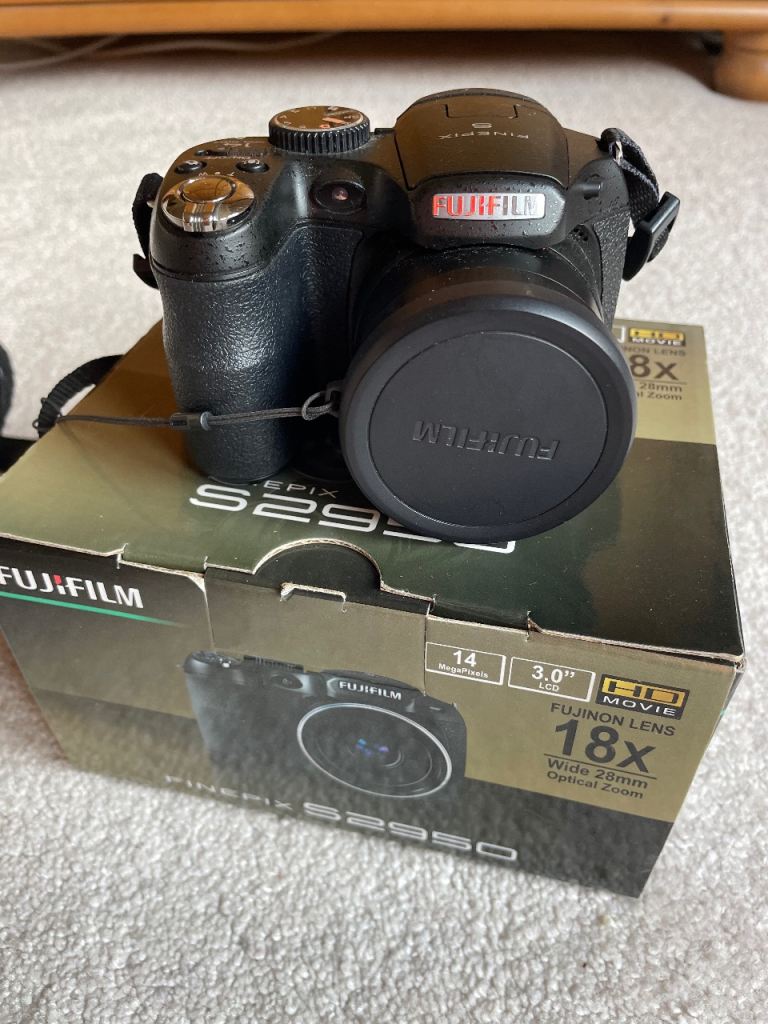 Fujifilm FinePix S2950 Digital Camera – As new with SD card. 