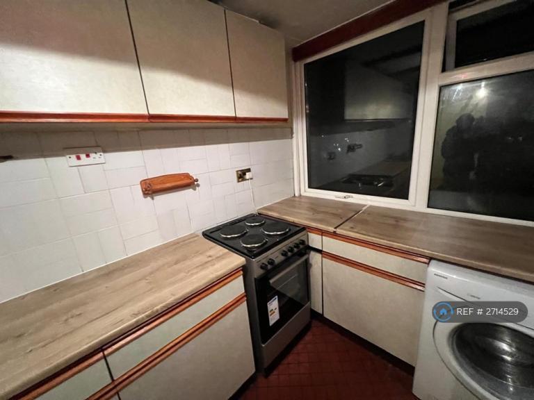 2 bedroom flat in Long Green, Chigwell, IG7 (2 bed) (#2714529)