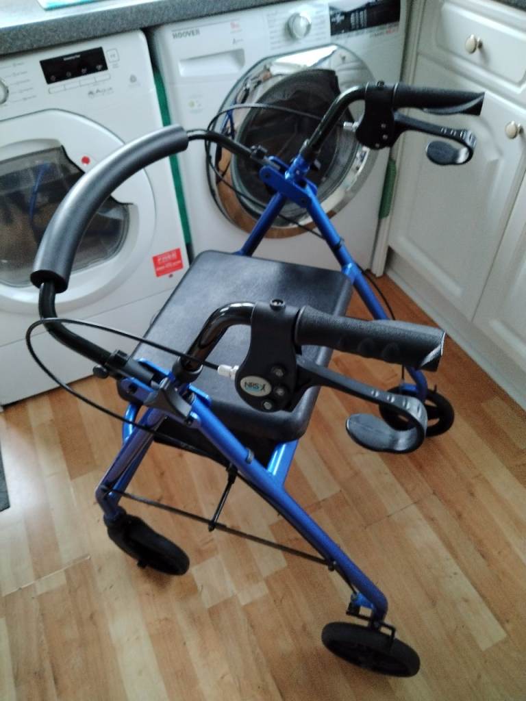 4 WHEELED MOBILITY WALKER / ROLLATOR WITH SEAT AND BASKET