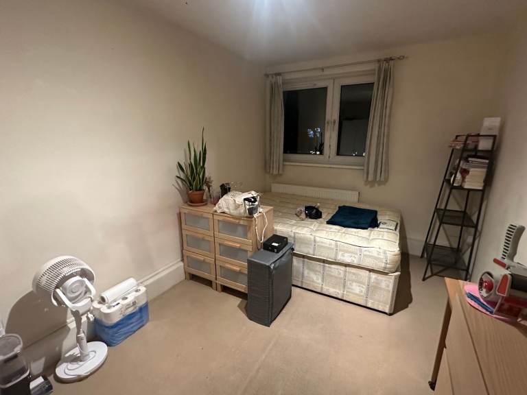 Spacious double room in Southfields