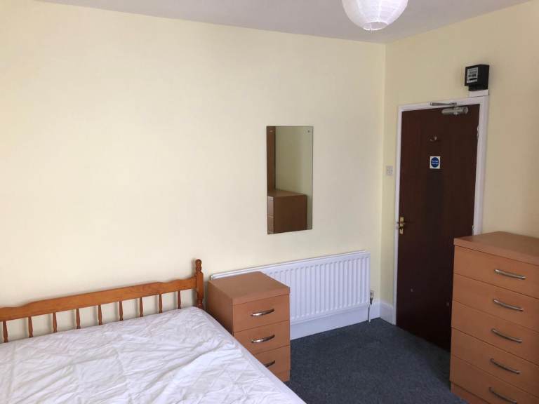 LARGE ROOM IN CENTRAL WATFORD