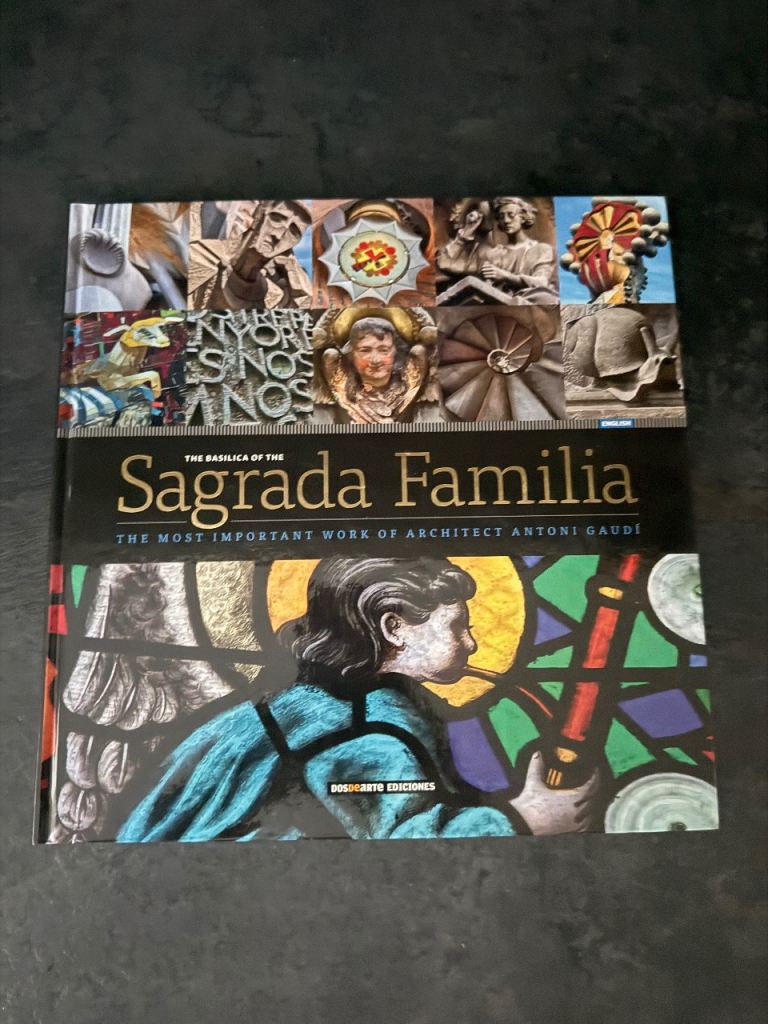 Hardback - Sagrada Familia (The most important work of architect Antoni Gaudi)