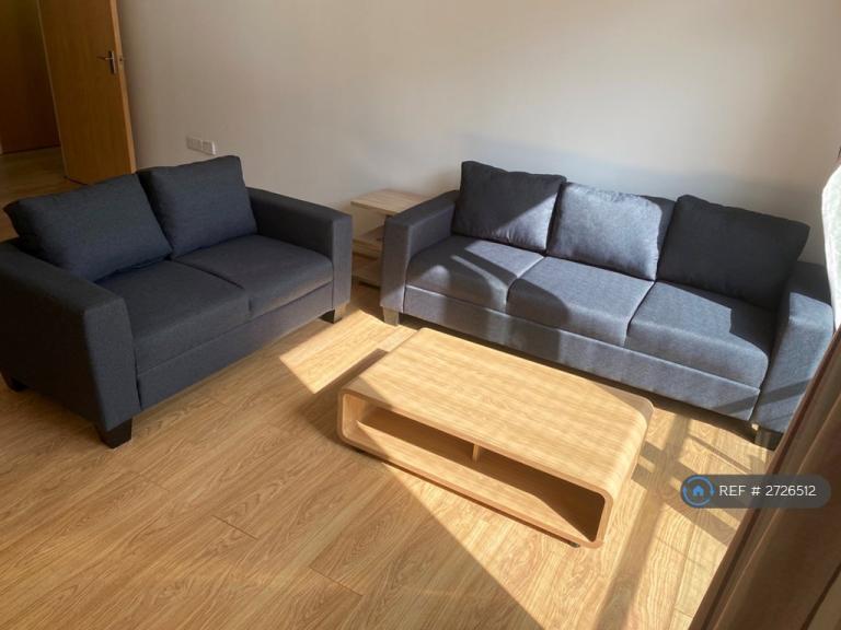 2 bedroom flat in Berberis House, Feltham, TW13 (2 bed) (#2726512)