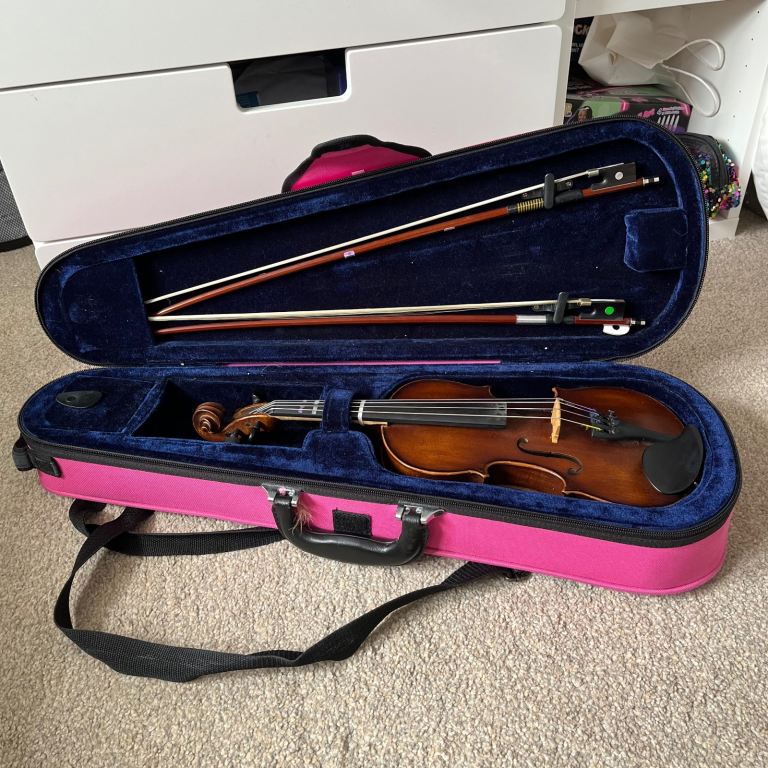 JAN 2026 Children’s Hidersine Geovanni 1/4 Size Violin with 2 bows and pink carry case. 