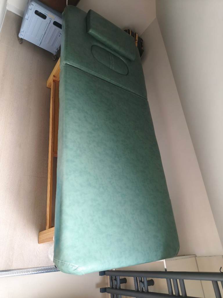 Massage / Beauty / Tattoo / Therapy Bed – 189x77x60cm – Like New