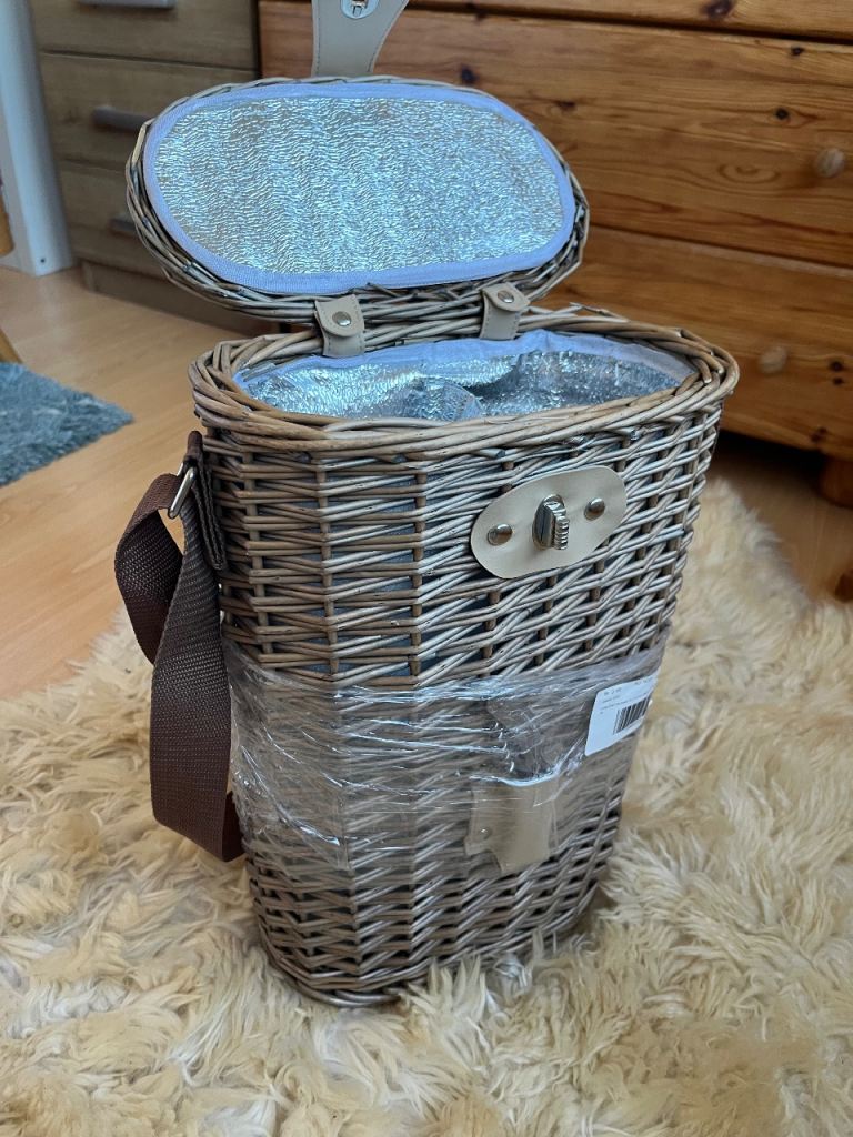 Wicker two bottle carry basket for picnics 